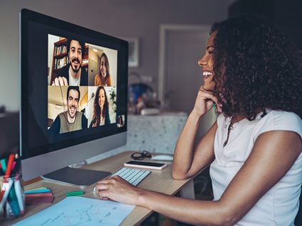 reunião de equipa virtual a mostrar motivação no trabalho