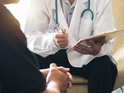 mãos masculinas durante consulta médica