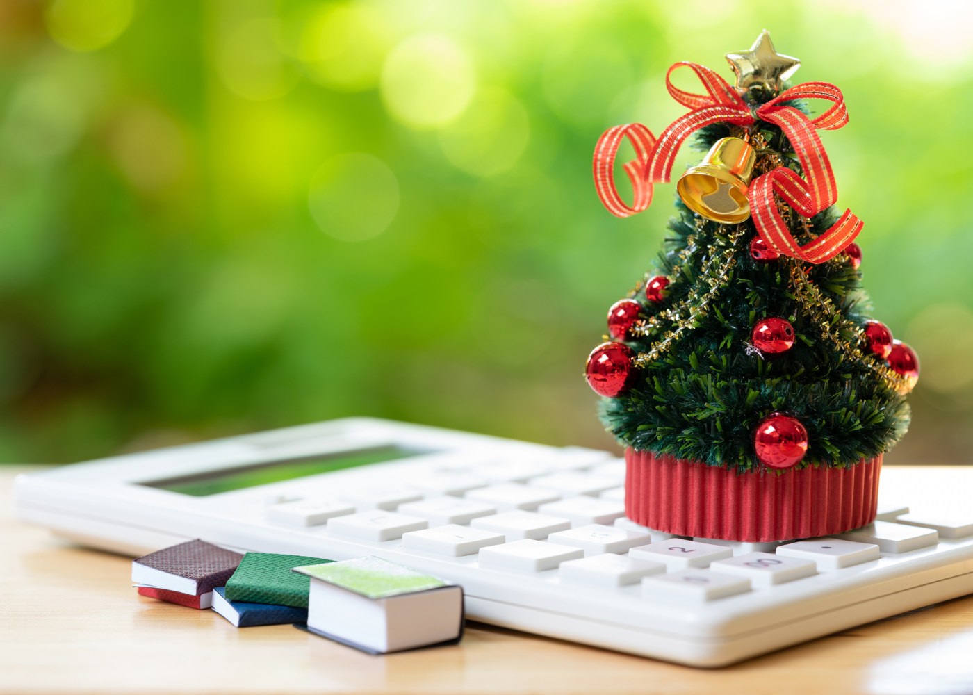 mini árvore de natal em cima de uma calculadora