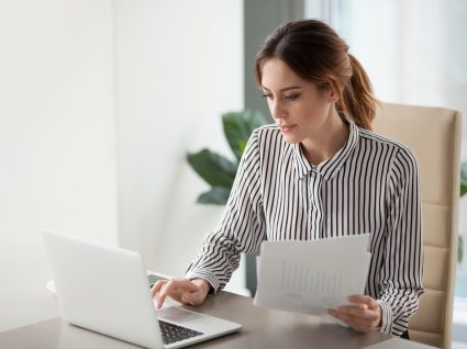 jovem a trabalhar ao computador