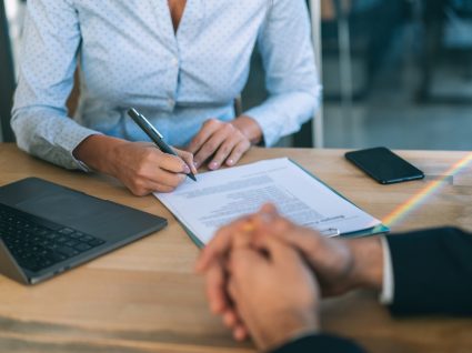 mulher a assinar contrato de trabalho de muito curta duração