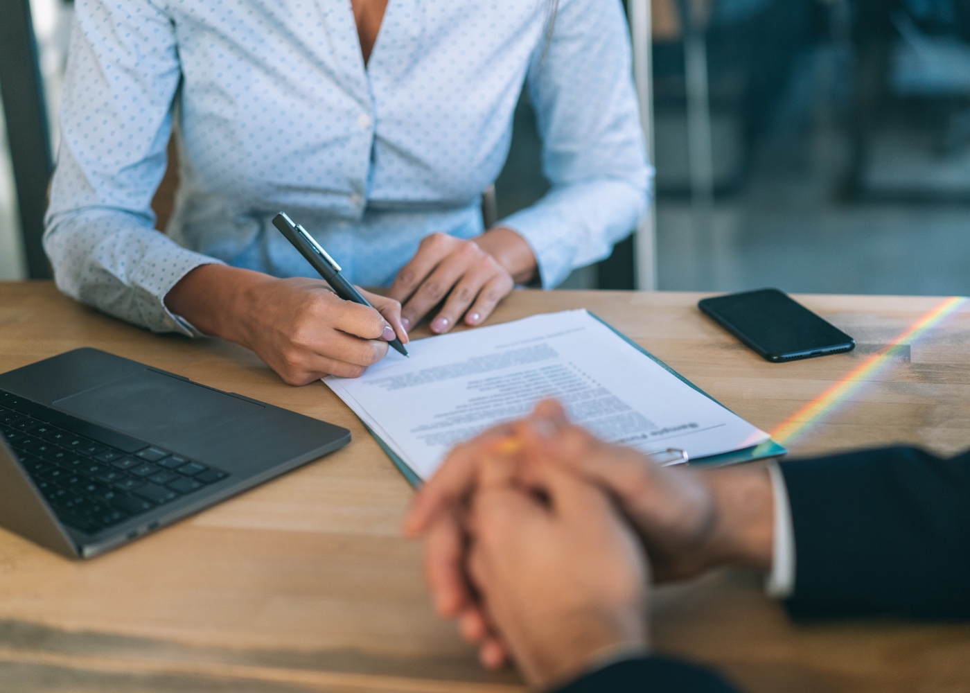 mulher a assinar contrato de trabalho de muito curta duração