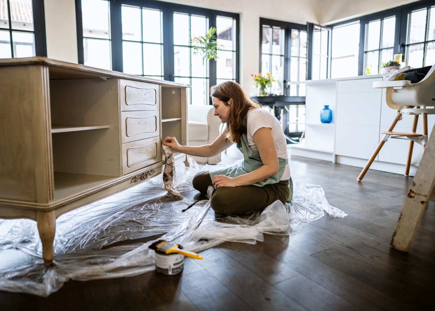 mulher renova mobília para decorar a sala