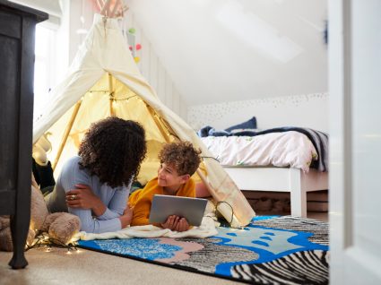 mãe a falar com filho numa tenda tipi