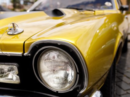 close up da frente de um carro de uma das marcas automóveis esquecidas