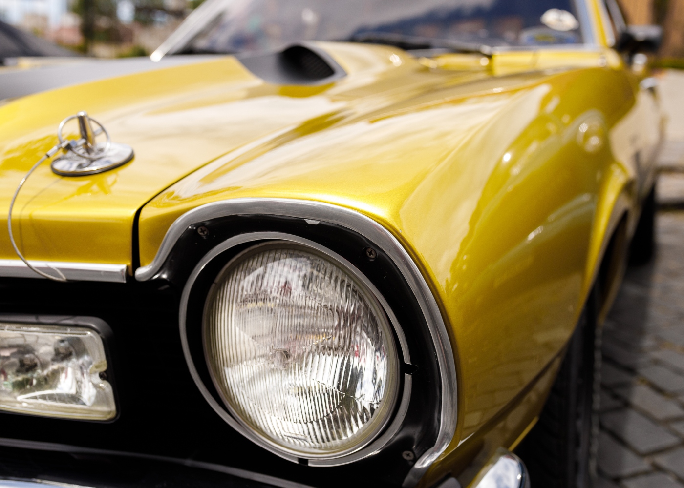 close up da frente de um carro de uma das marcas automóveis esquecidas