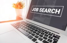 computador aberto na bolsa de emprego público