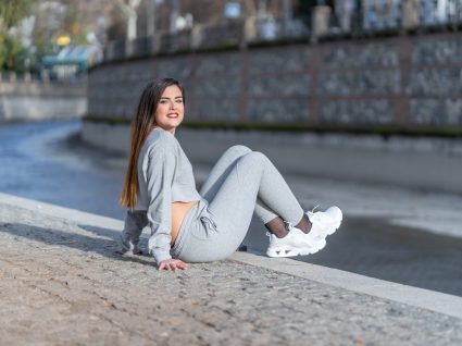 Mulher jovem com calças jogger