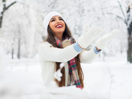 Mulher vestida para a neve