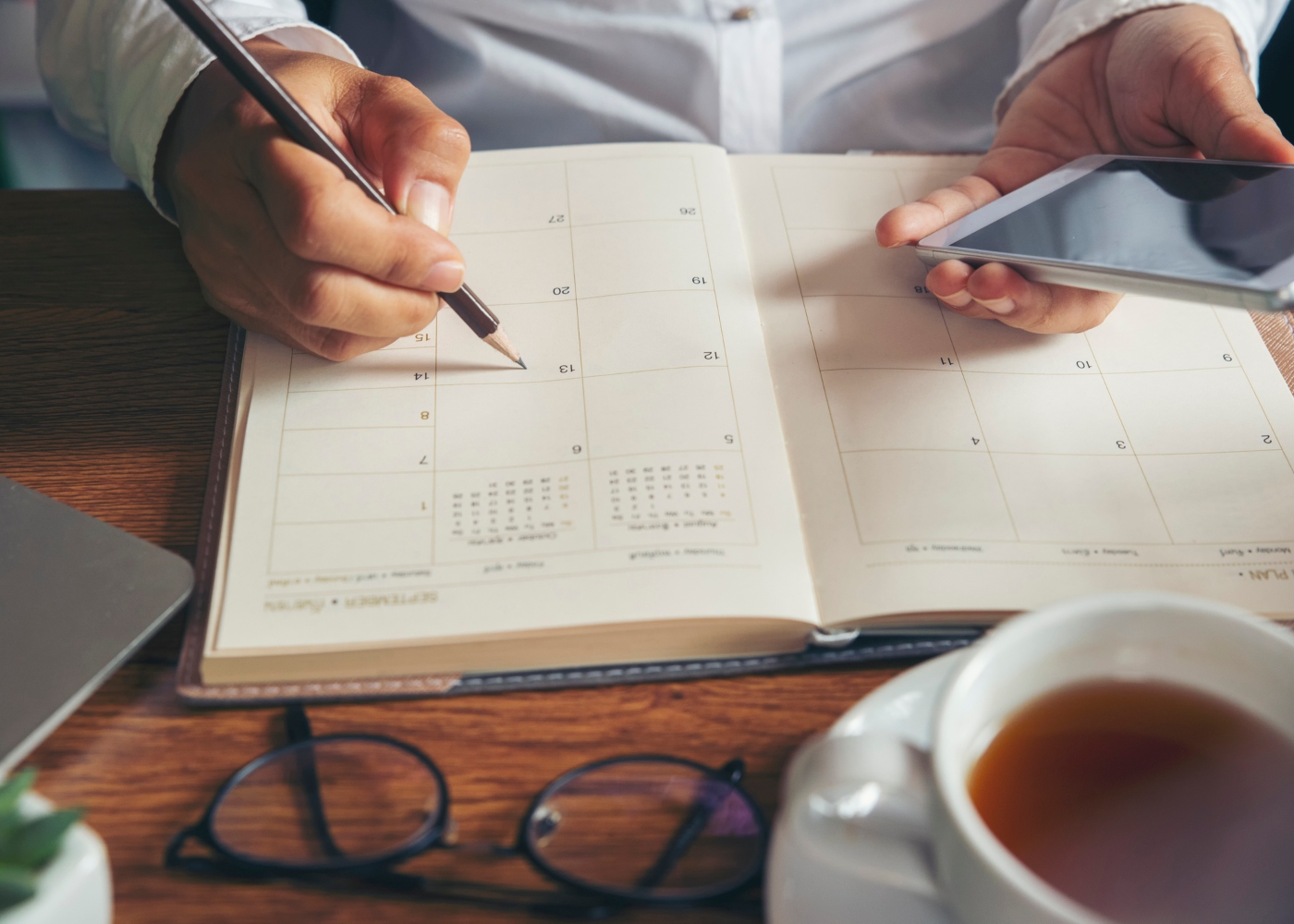 funcionário a ver agenda para marcar férias