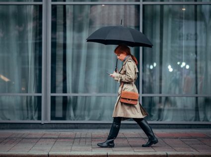 Mulher com botas para a chuva