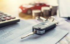 chave do carro em cima de documentos para analisar histórico de um carro