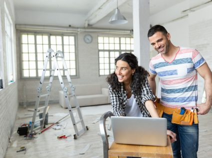 casal a fazer remodelações na casa