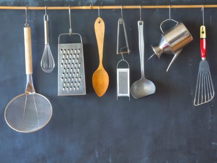 utensílios de cozinha pendurados na parede