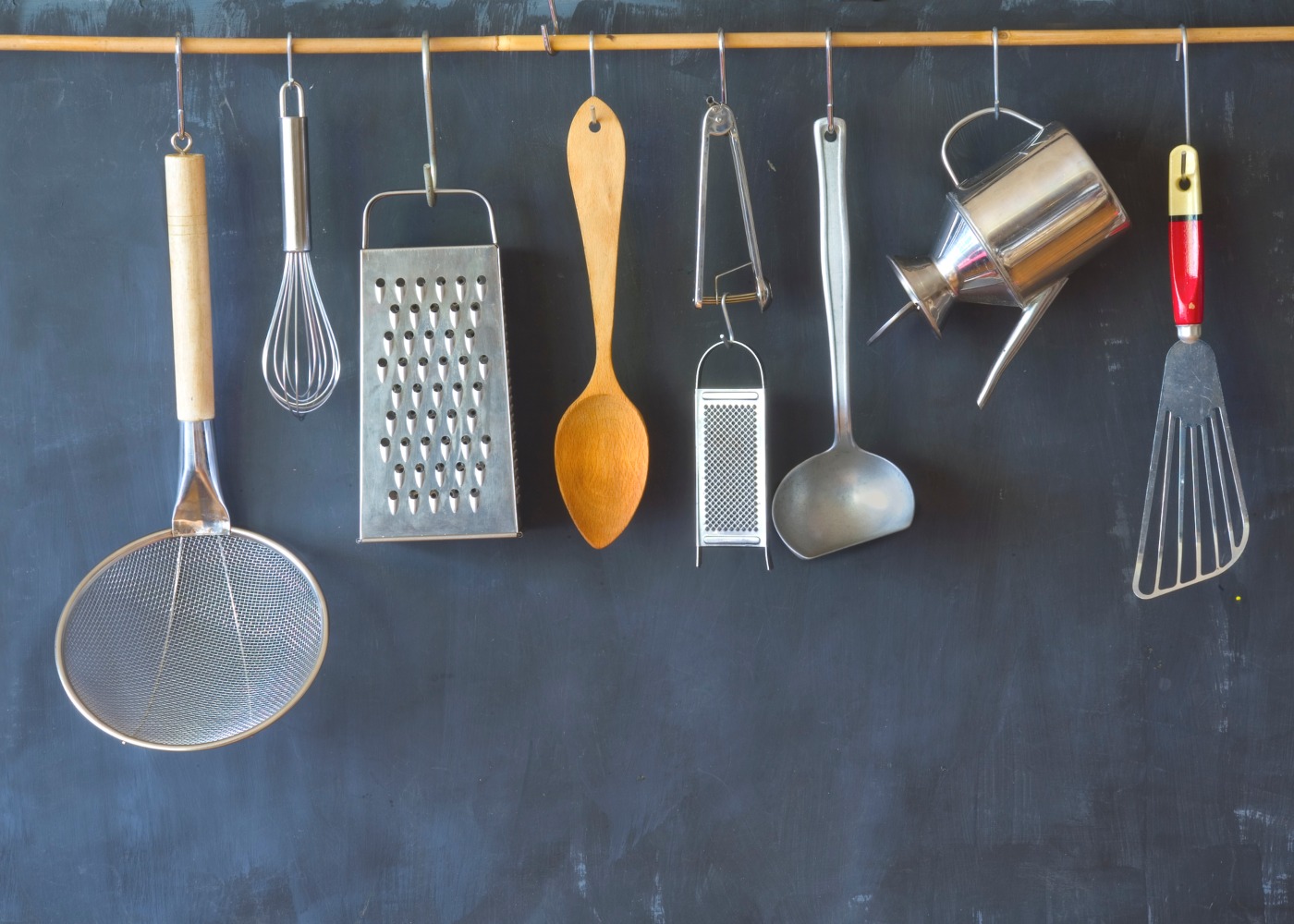 utensílios de cozinha pendurados na parede