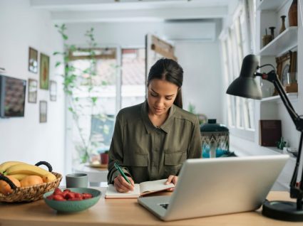 jovem mulher a realizar procura ativa de emprego em casa