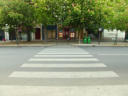 passadeira para peões a representar a distância da passadeira que se pode estacionar