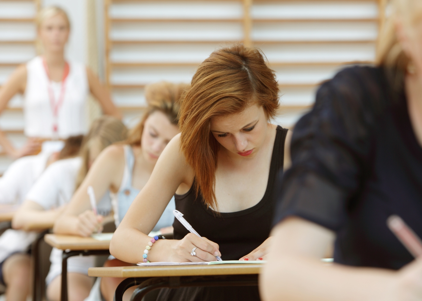 alunos concentrados a fazer exames nacionais