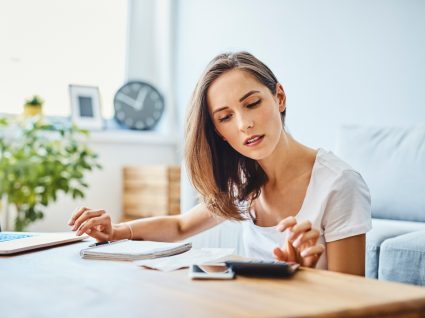 mulher a calcular o subsídio de desemprego parcial