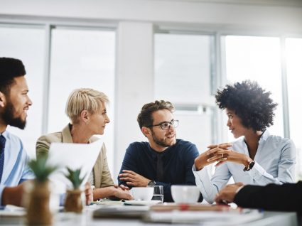 equipa composta por homens e mulheres a reunir