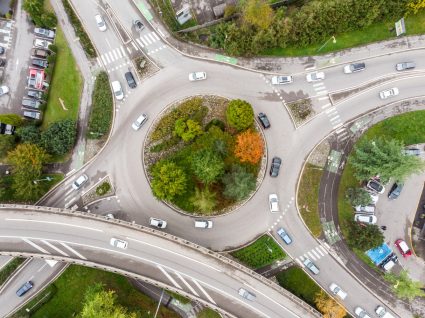 carros citadinos mais económicos a circular numa rotunda