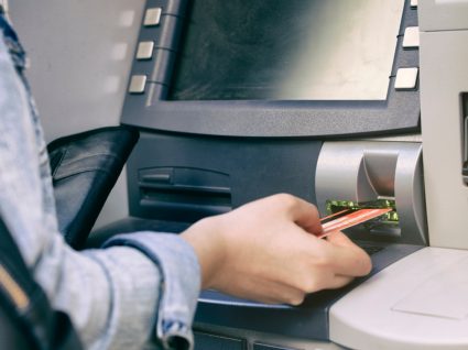 Homem a levantar dinheiro no multibanco
