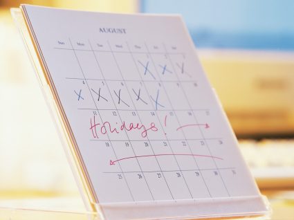 calendário com dias de férias anotados