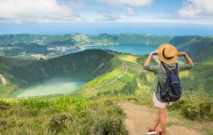 Mulher a viajar sozinha nos Açores