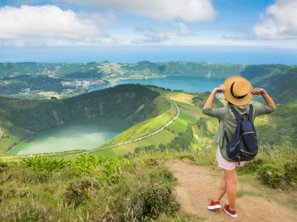 Mulher a viajar sozinha nos Açores