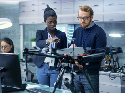 trabalhadores de empresa de tecnologia a testar drone