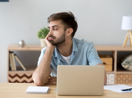 jovem trabalhador a procrastinar