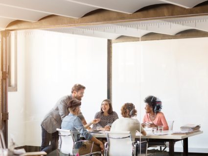 equipa de uma das melhores empresas para trabalhar a reunir