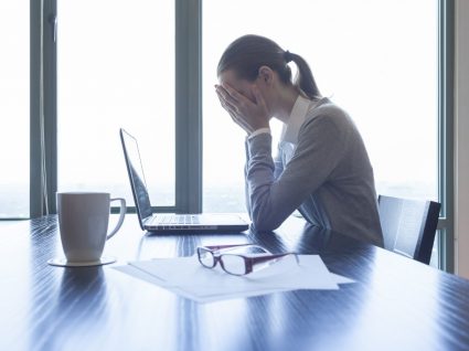 mulher ao computador a sentir medo de ir trabalhar