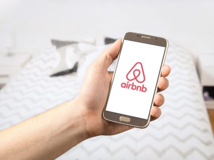 telemóvel com o símbolo airbnb