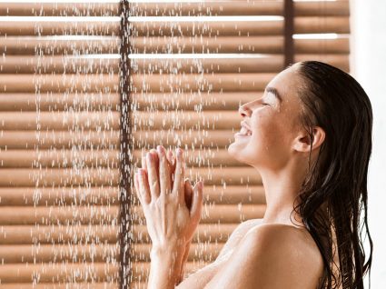 Mulher a tomar banho de água fria