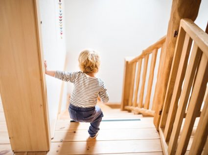 criança a descer as escadas sozinha