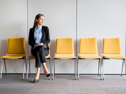 mulher sentada à espera de ser chamada para entrevista