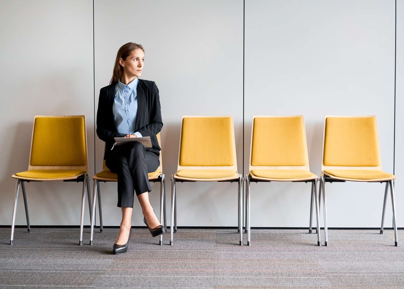 mulher sentada à espera de ser chamada para entrevista