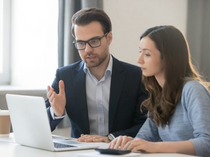 jovem a participar em estágios de verão numa empresa