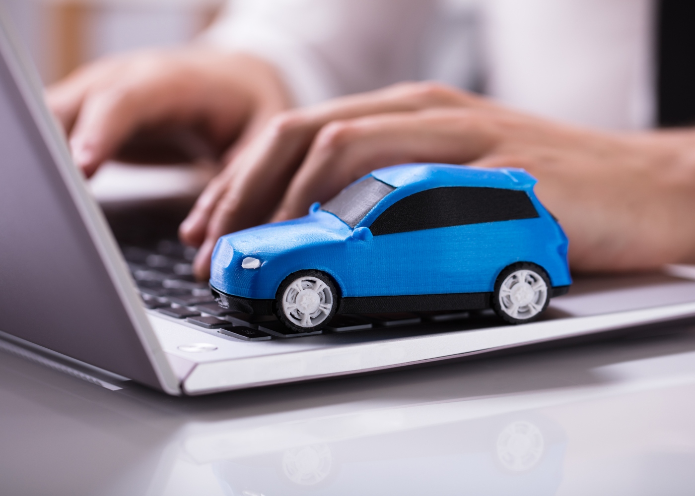 pessoa no computador a pesquisar os melhores sites para comprar carros usados