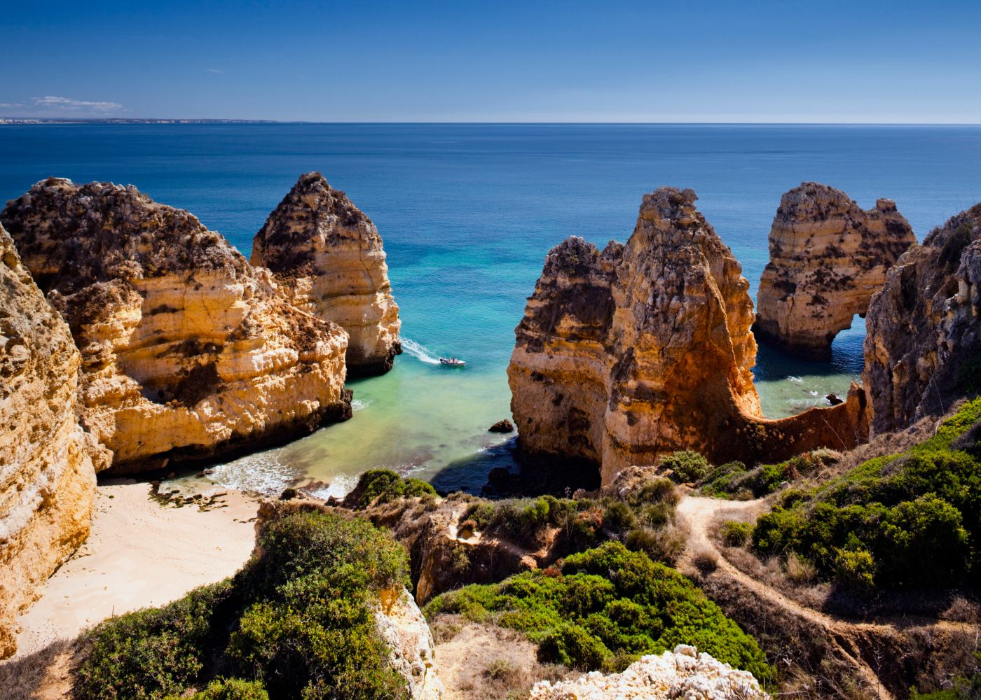 vista sobre praia com rochedos