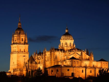 Vista noctura da catedral de Salamanca