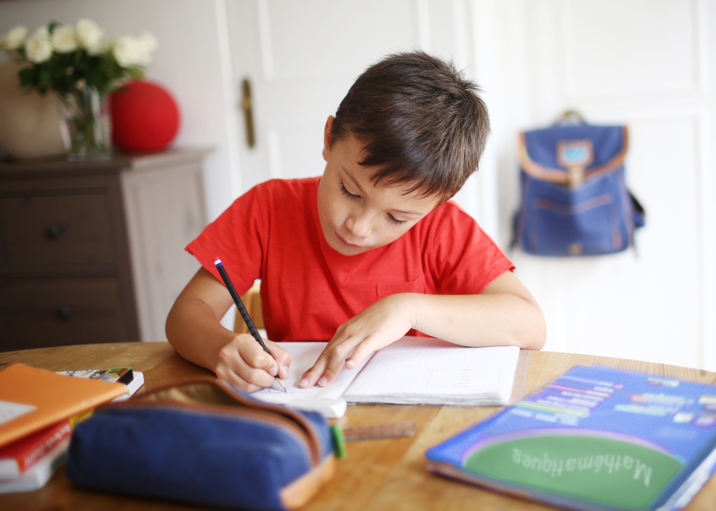 criança a estudar com manuais escolares gratuitos