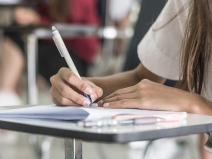 estudante a realizar provas de ingresso