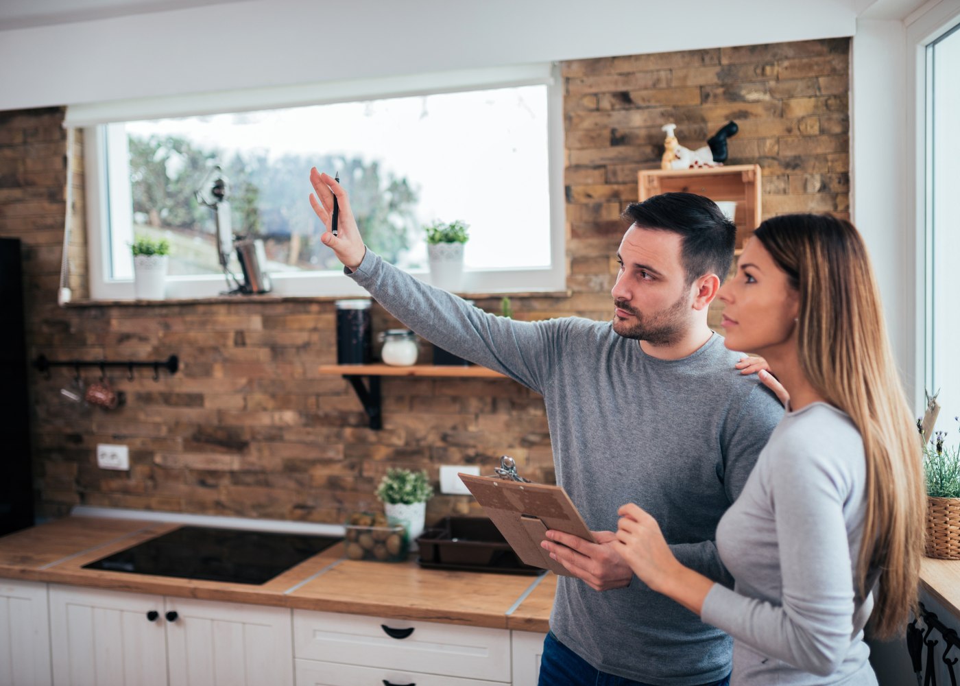 casal a ver como vão renovar a cozinha