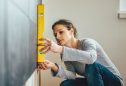 mulher a tirar medidas para começar a fazer obras em casa