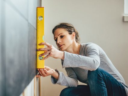 mulher a tirar medidas para começar a fazer obras em casa