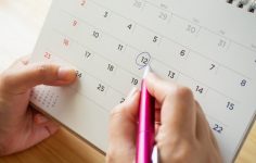 pessoa a marcar férias durante o estágio profissional no calendário