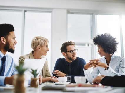 equipa a promover o relacionamento interpessoal no trabalho e a motivação profissional