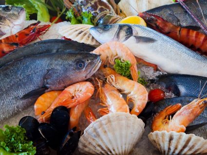 Como escolher peixe fresco para refeições com cheiro a mar